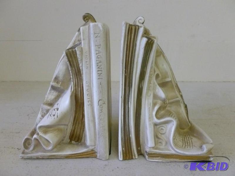 lot 75 image: Vintage 1964 Universal Statuary mus...