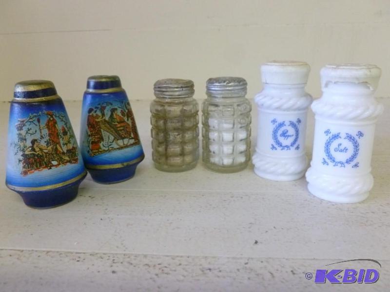 lot 78 image: Lot of three vintage salt and peppe...