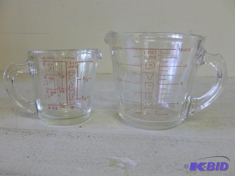 lot 80 image: Lot of two Pyrex glass measuring cu...