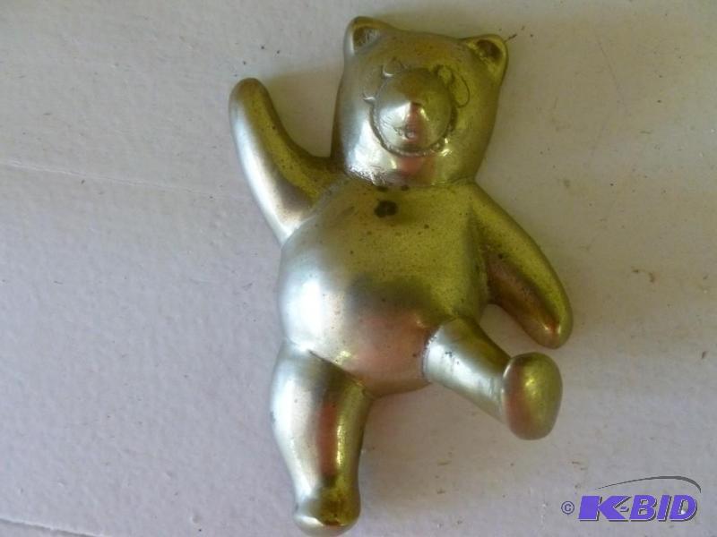 lot 93 image: Vintage solid brass bear wall figur...