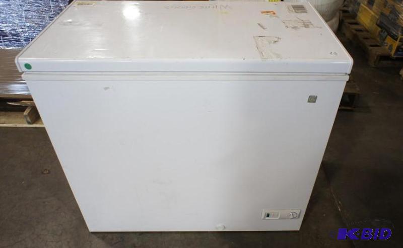 lot 39 image: GE Chest Freezer 37" x 20.5&qu...