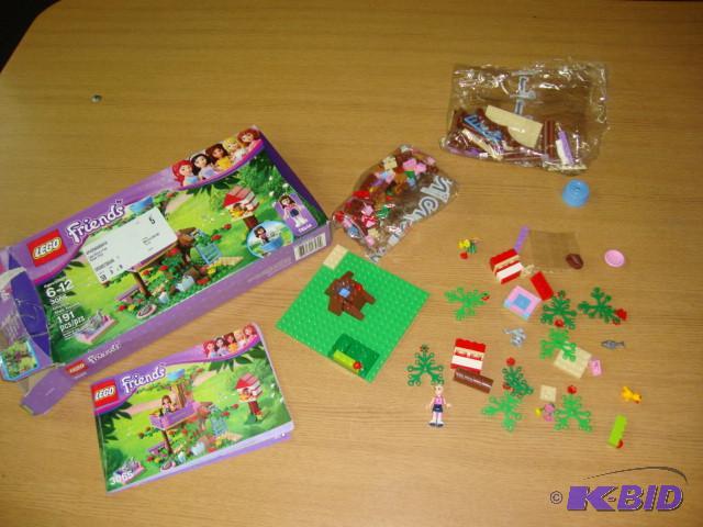 lot 21 image: Lego Friends Olivias Tree House, pi...