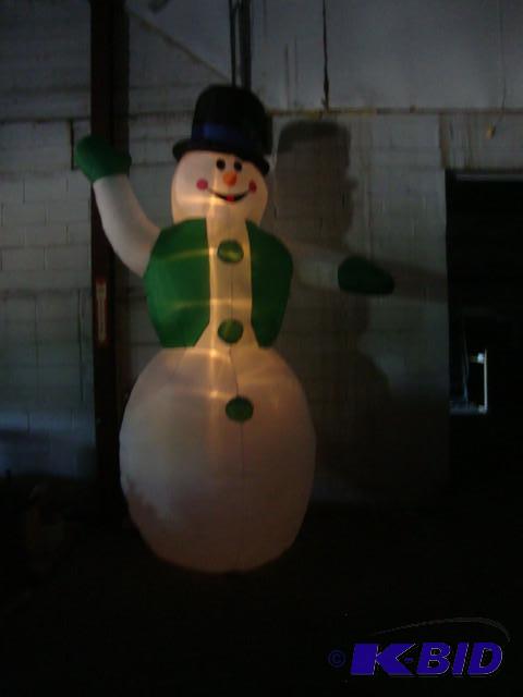 lot 42 image: 12ft tall lighted snowman, great fo...