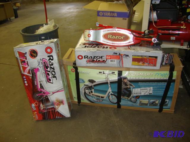 lot 52 image: Razor Scooters, lot of 4, 2x E100 (...