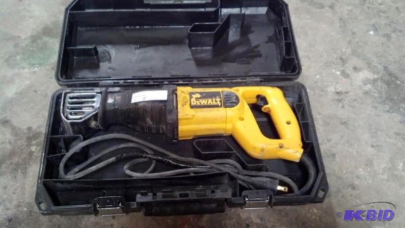 5.DeWalt Reciprocating Saw 1 18 stroke  With Case