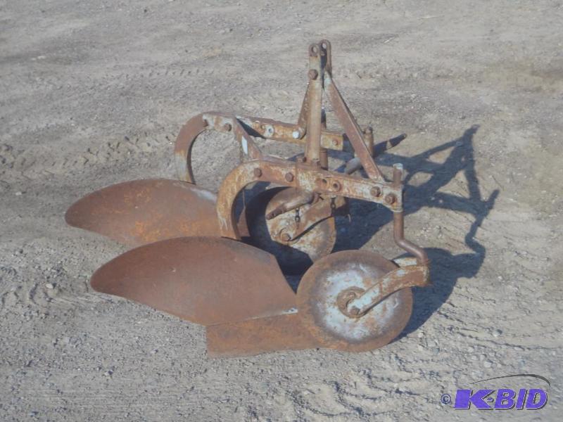 lot 5 image: Three Point Double Row Chisel Plow,...