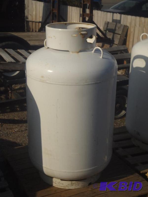lot 7 image: Farm-Sized LP Tank, Good Condition,...