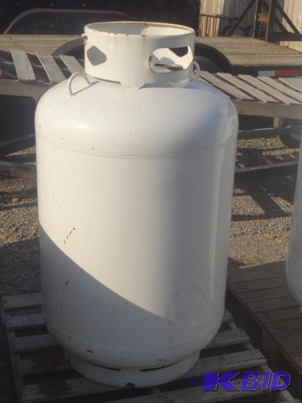 lot 8 image: Farm-Sized LP Tank, Good Condition,...