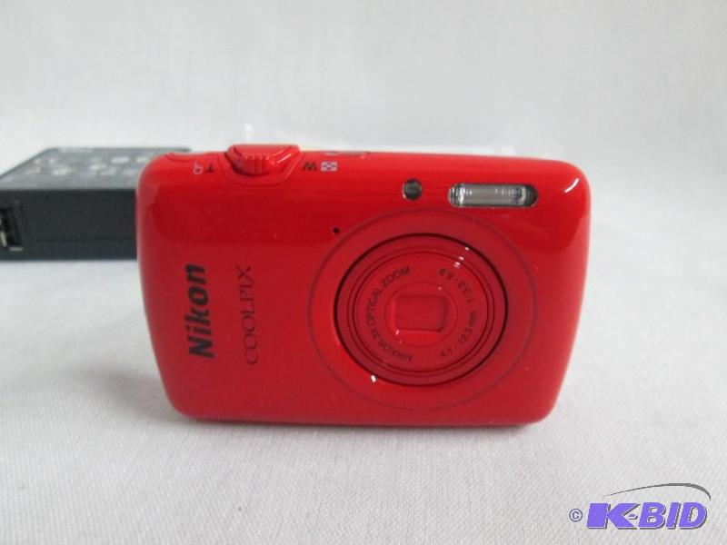 lot 10 image: Nikon Coolpix S01 10.1MP 3X Zoom Red Camera