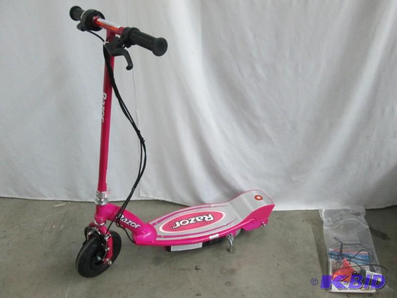 lot 29 image: Razor E100 Electric Scooter - Pink
