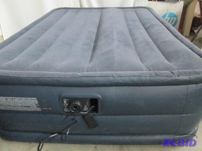 lot 33 image: Intex Queen Raised Airbed