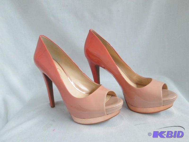 lot 39 image: Jessica Simpson Sachaa Peep Toe Pump
