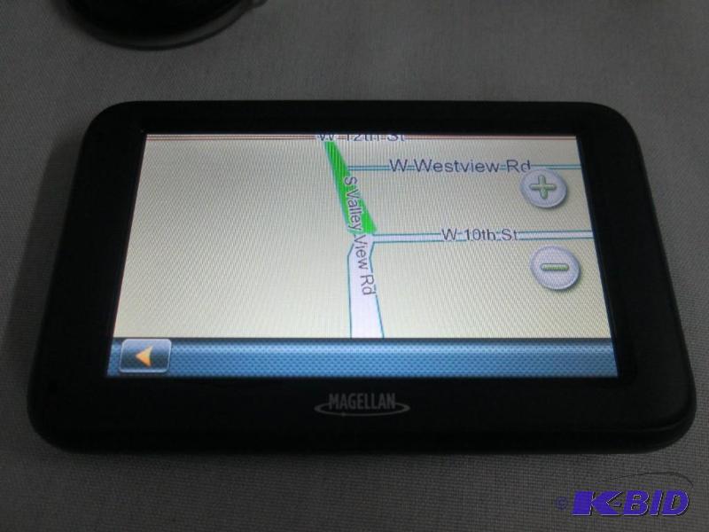 lot 6 image: Magellan 4.3 GPS w Lifetime Maps & Traffic Alert