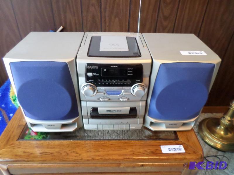 lot 24 image: Sanyo AMFM Cassette and CD Boombox...