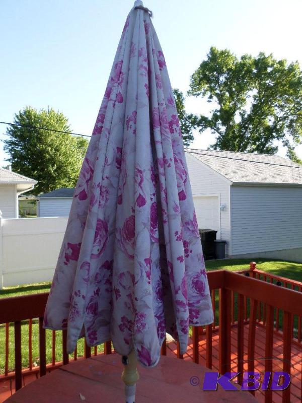 lot 29 image: Outdoor Patio Umbrella...