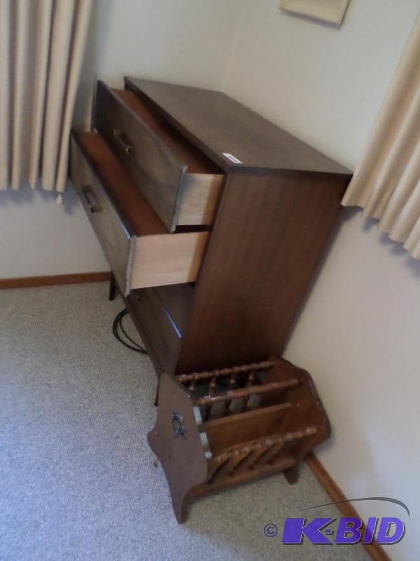 lot 34 image: Four drawer wood dresser with Magez...