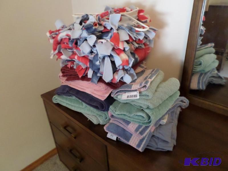 lot 35 image: Bathroom towel, tied blanket, all h...