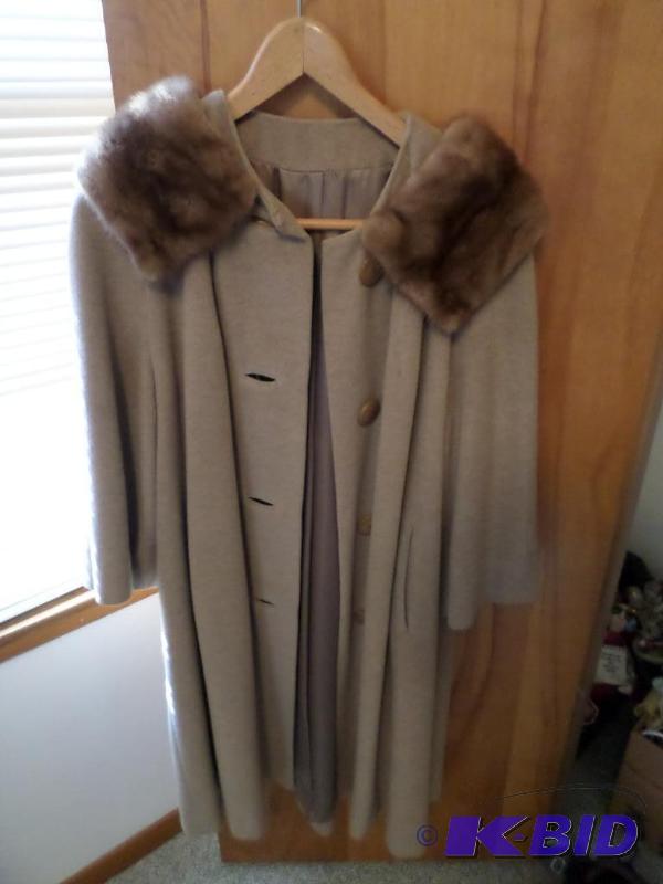 lot 42 image: Womens fur coat, necklace and brace...