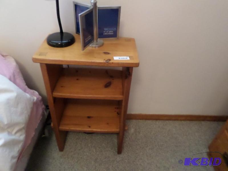 lot 46 image: wood end table, lamp, picture frame...