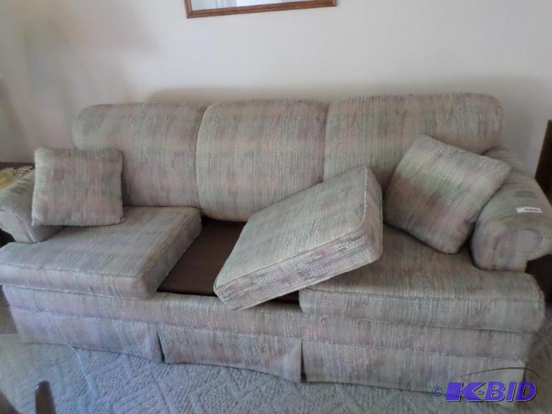 lot 7 image: sleeper couch...