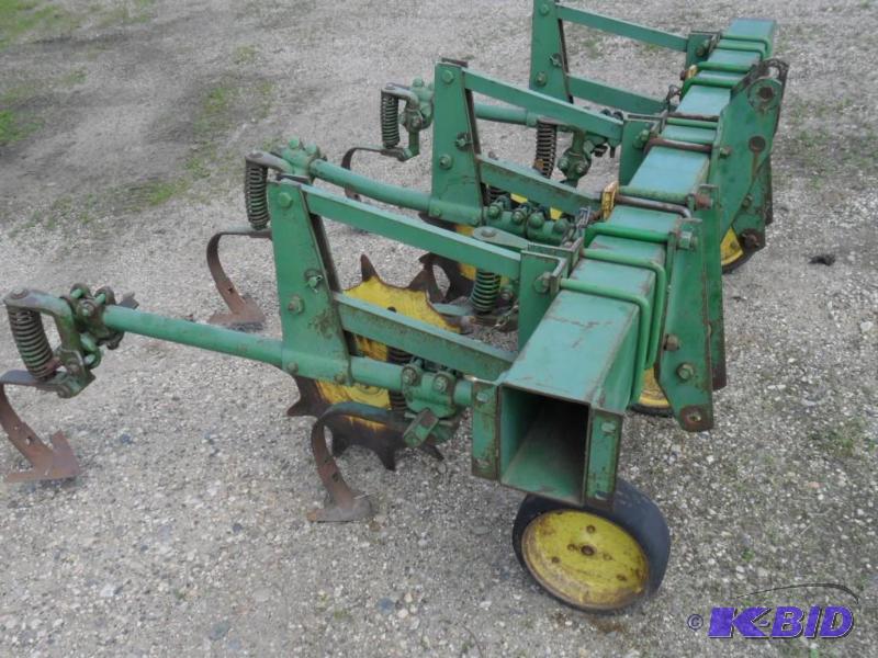 lot 11 image: JOHN DEERE 2 Row 3 PNT&nbspRow Cro...