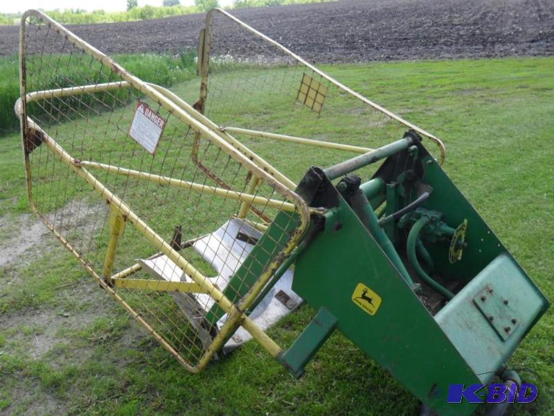 lot 12 image: JOHN DEERE Bale Thrower Off 336 Bai...
