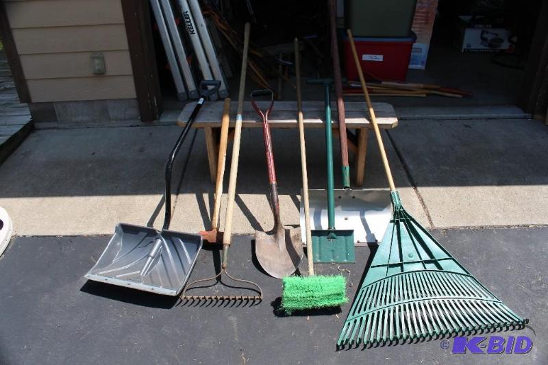 lot 39 image: Lot of (2) Snow Shovels, (1) Round ...