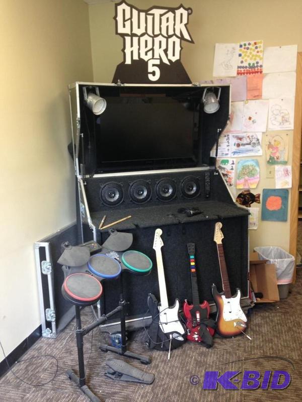 lot 7 image: Guitar Hero Transportable Pop Up Ki...