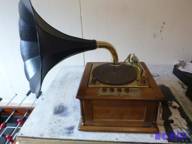 lot 174 image: Vintage Guild Retro Radio Phonograp...