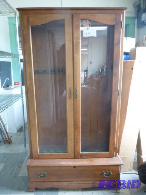 lot 4 image: 10 Gun Cabinet 2 glass doors with 1...