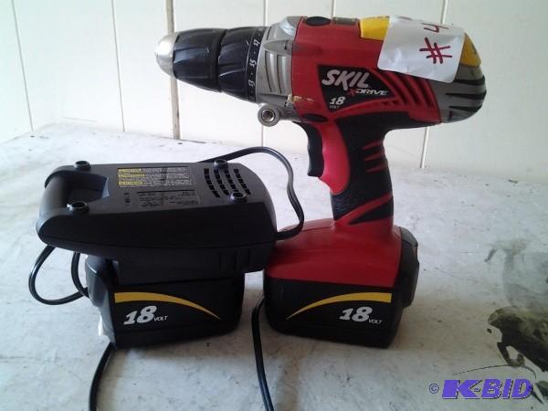 lot 43 image: Skil X Drive 18 Volt Drill With cha...