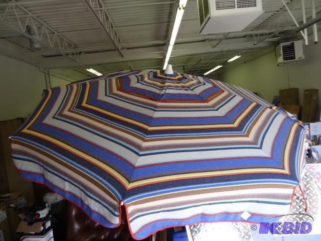lot 147 image: Metal framed patio umbrella...
