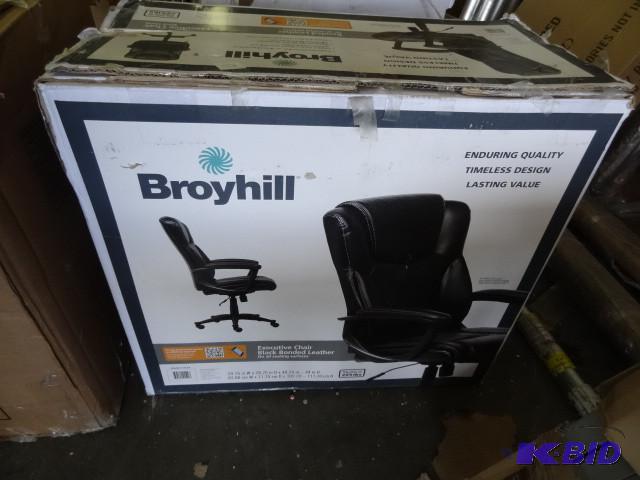 lot 17 image: Broyhill executive chair. Black bon...