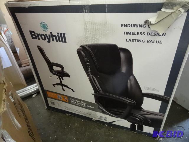 lot 20 image: Broyhill executive chair. Black bon...