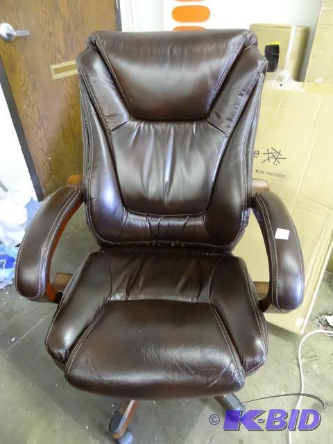 lot 285 image: Leather office chair. Like new....