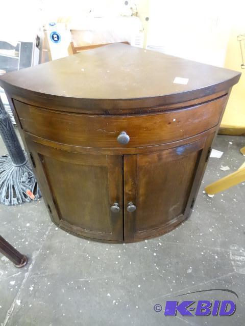 lot 31 image: Wood corner cabinet. 2 door and 1 d...
