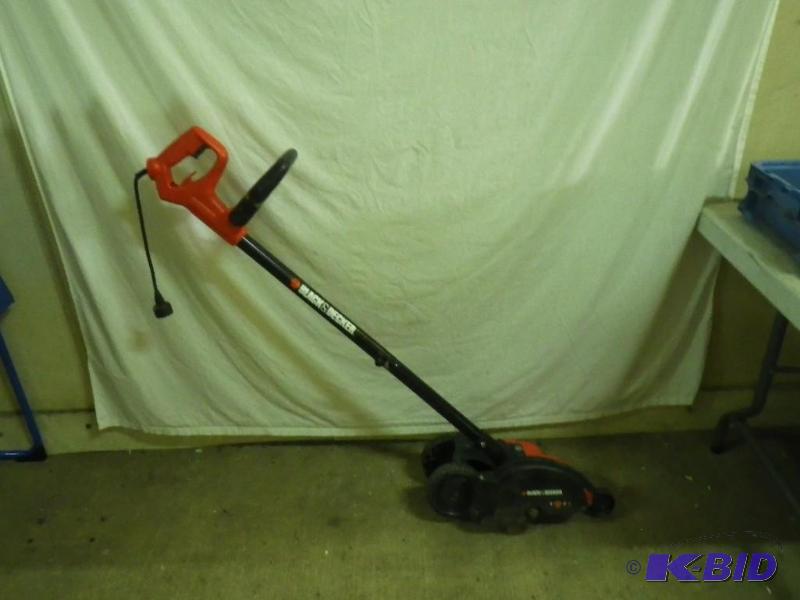 lot 90 image: Black and decker electric edger...