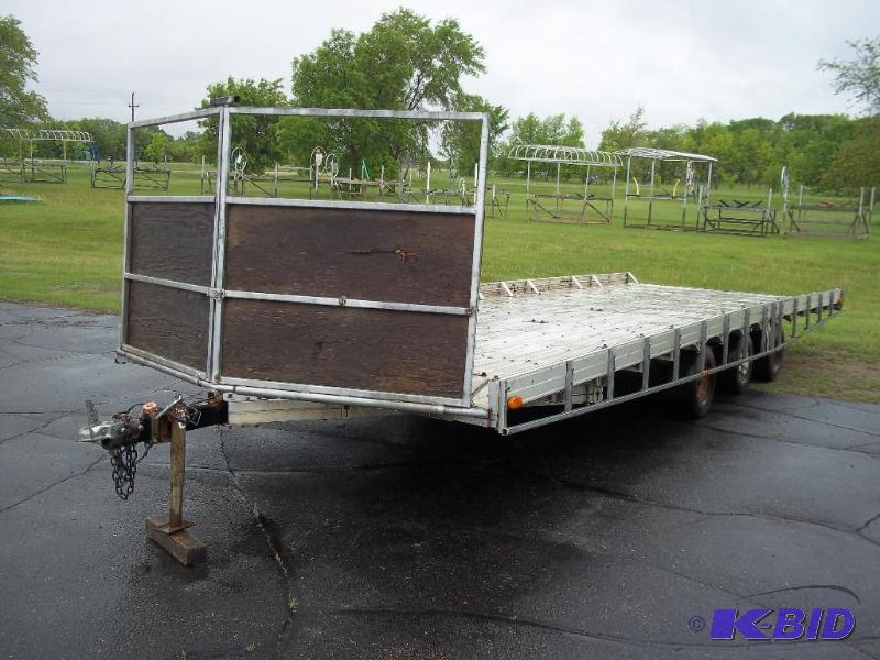 lot 2 image: 24 All Aluminum Trailer   Year 19...