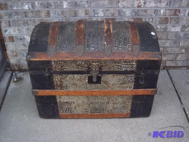 lot 12 image: Very Cool Vintage Humpback Chest Em...
