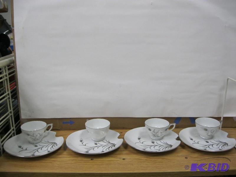 lot 175 image: Vintage Lefton&nbspChina Hand Pain...