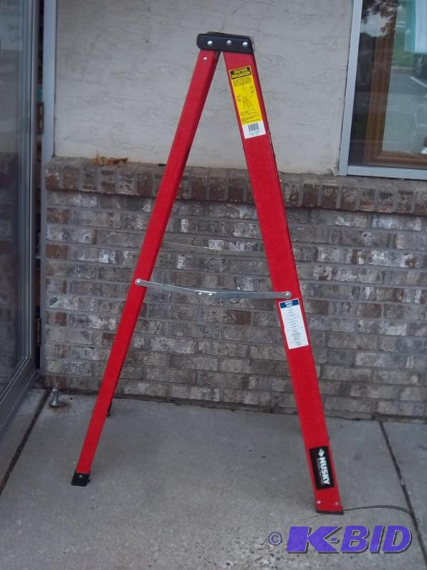 lot 20 image: Husky 5 Foot Fiber Glass Ladder&nbs...