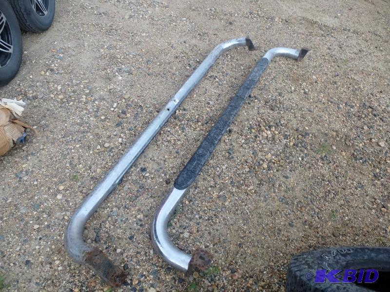 lot 19 image: Truck Nerf Bars Fit 2003 Chevy Cre...