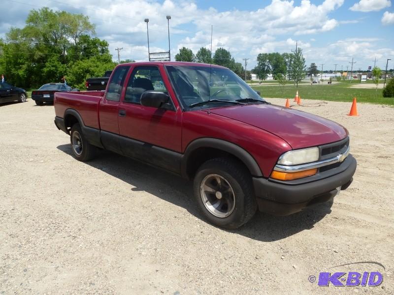 lot 2 image: 1999 Chevy S-10 Pickup 2WD Has 220...