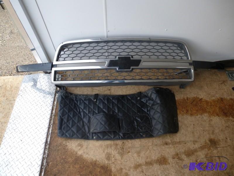 lot 22 image: Chevy Grill Fits 2003 Chevy HD Com...