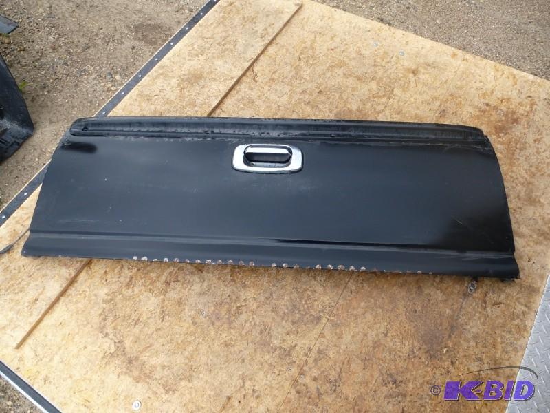 lot 24 image: Chevy Tail gate Fits 2003 Chevy tr...