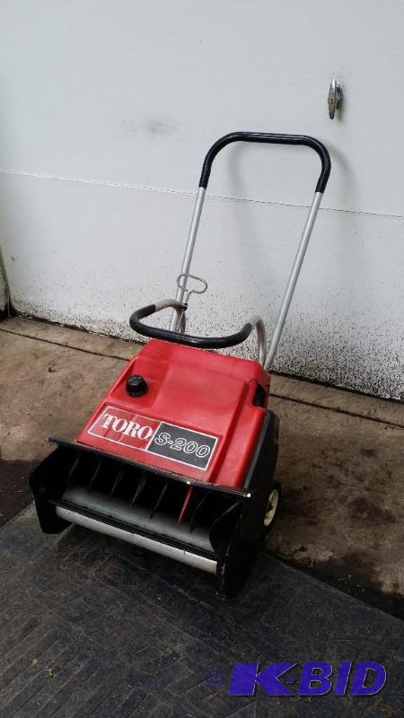 lot 1B image: Toro S-200 Snow thrower gas powered...