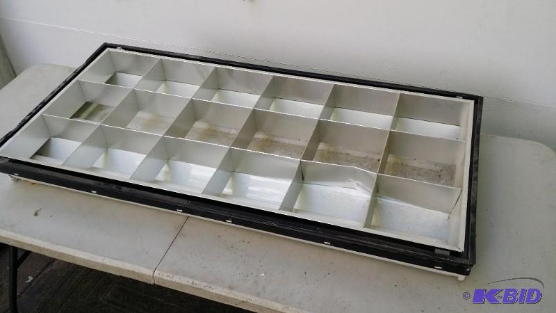 lot 20 image: Florescent light fixture 120 v. Con...