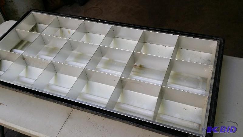 lot 21 image: Florescent light fixture 120 v. Con...