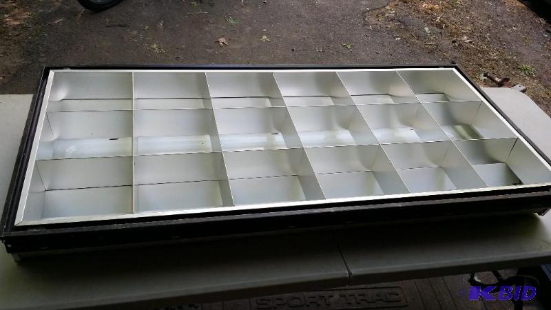 lot 22 image: Florescent light fixture 120 v. Con...