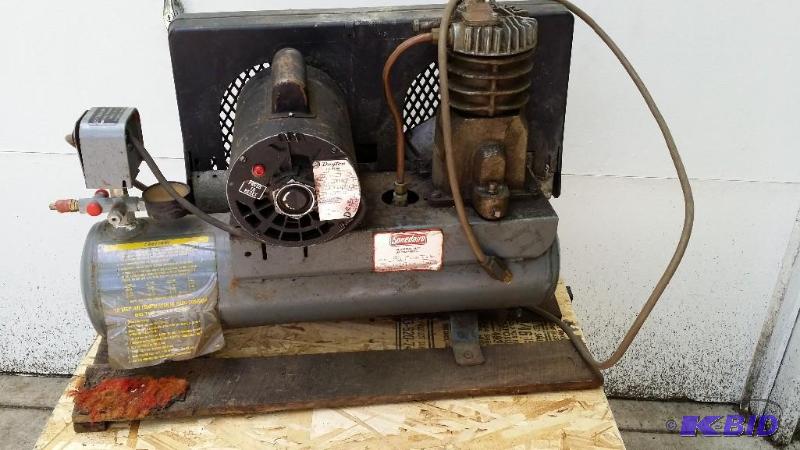 lot 7 image: Speedaire Air Compressor